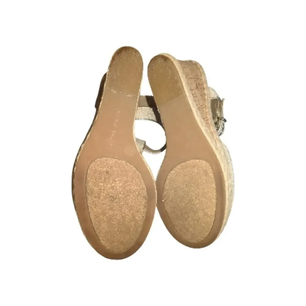ANTONIO MELANI 9.5 Cream Gold Metallic Slingback Peep-Toe Ankle Strap Wedges
